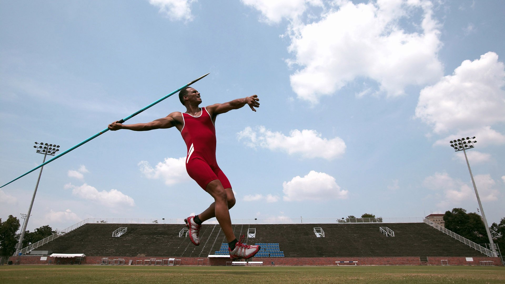 世界田径赛事多名选手成绩接近纪录
