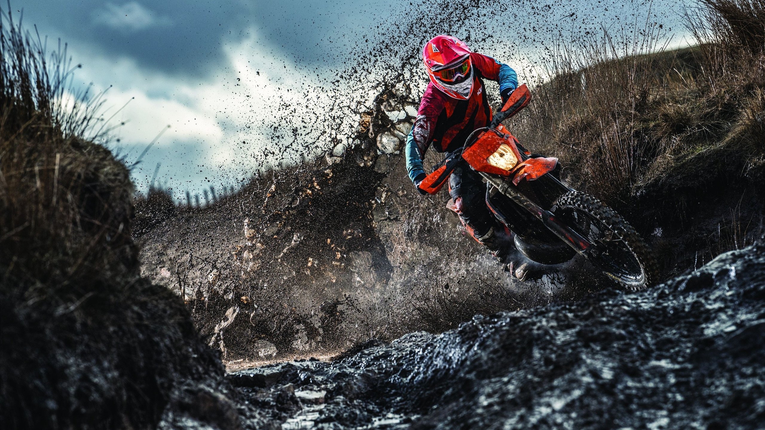 初学滑雪直排滑行赛 “敢放板”成最大勇气考验